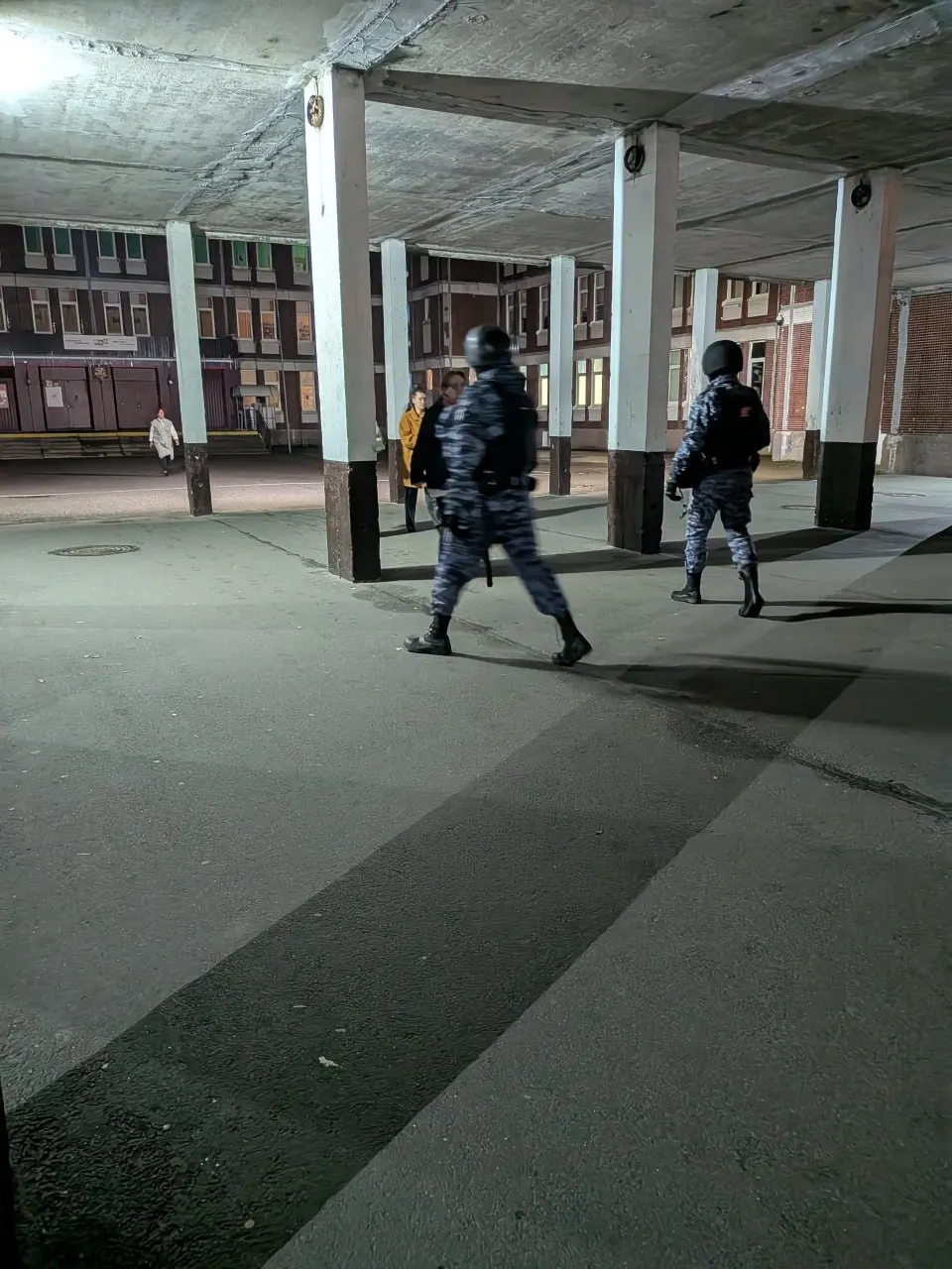 Во время подсчета голосов в школе №147 поступило сообщение о заминировании. Участники эвакуированы, здание обследовано; одному кандидату не удалось вернуться на участок.