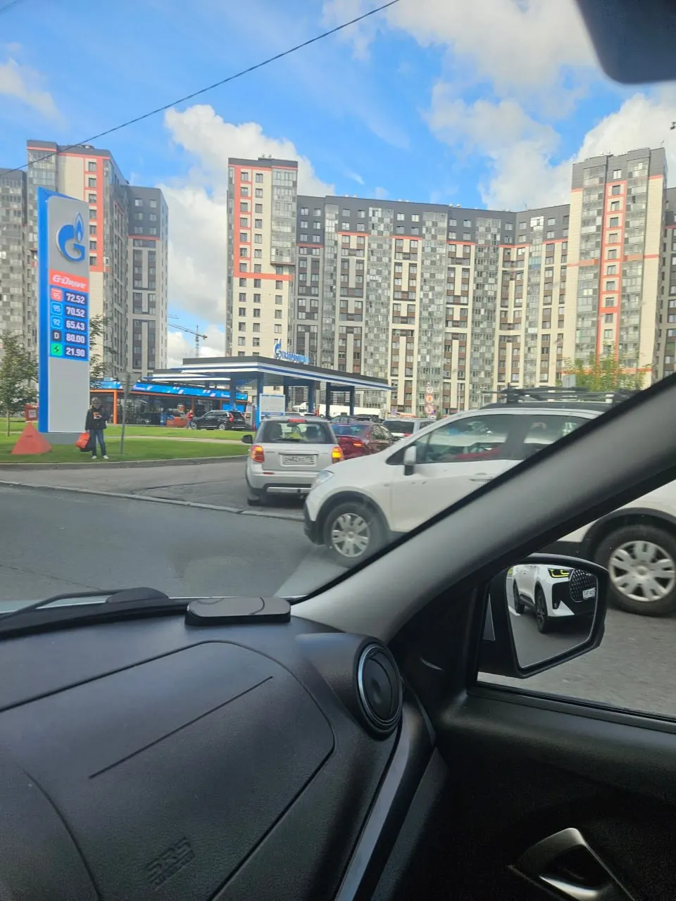 В Санкт-Петербурге водители сообщают о длинных очередях на АЗС и частичной недоступности топлива. Обсуждения идут в чатах, а ситуация остаётся напряжённой.