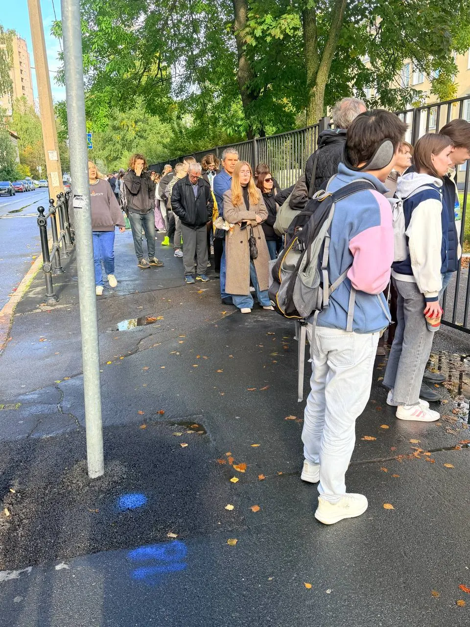 На нескольких участках Санкт-Петербурга очереди и ограниченная работа кабинок привели к тому, что часть жителей не успела отдать бюллетени по завершении срока