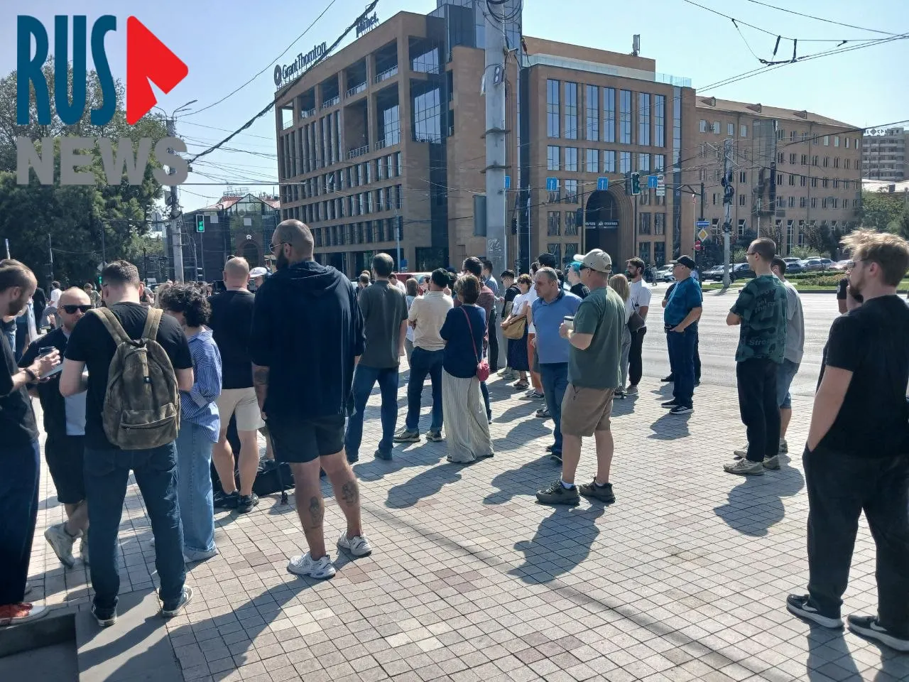 У посольства России в Ереване выстроилась длинная очередь из избирателей к полудню; рядом проходит митинг активистов.