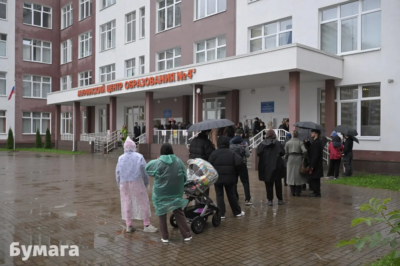 В центре города и Красносельском районе больших очередей не зафиксировано; к полудню наблюдалась единичная очередь у Муринского центра образования №4.