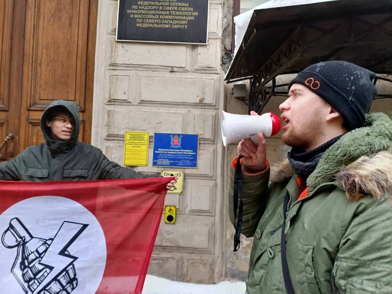 Санкт-Петербургский суд вынес штраф в размере 25 тысяч рублей участнику войны Кириллу Травкину за несанкционированную акцию у офиса Роскомнадзора; защитники намерены обжаловать решение.