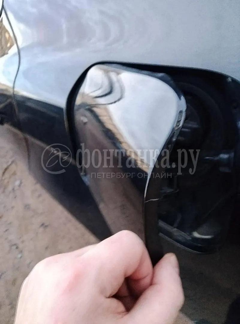 Утром лючок бензобака оказался открытым, рядом видна царапина; по словам мужчины, заправку он сделал накануне.