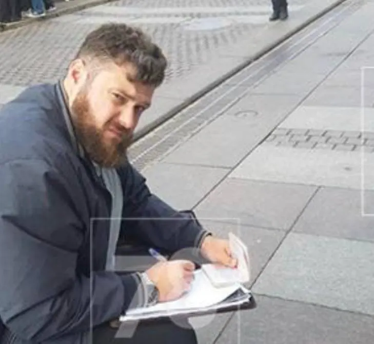 В Санкт-Петербурге возле Казанского собора произошёл инцидент между уличным художником и сотрудником районной администрации. Инцидент зафиксирован на видеозаписи.