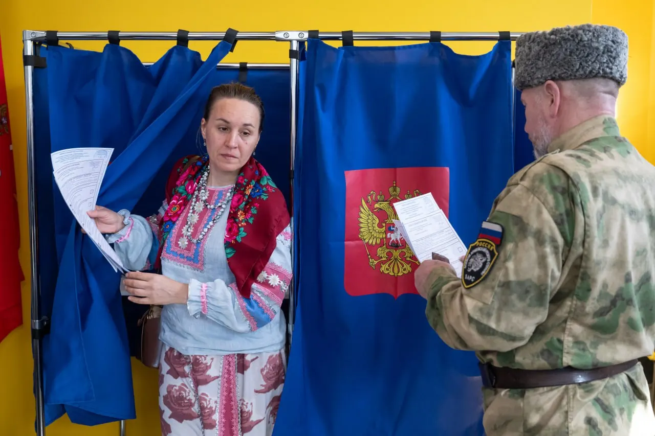 По данным избирательной комиссии, явка по обеим голосованиям в городе достигла около 42% к утру вторника.