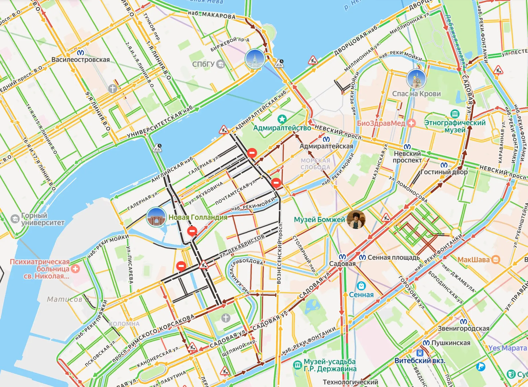 В Санкт-Петербурге зафиксированы масштабные перекрытия на центральных магистралях, а также проблемы с мобильной связью и оплатой парковки.
