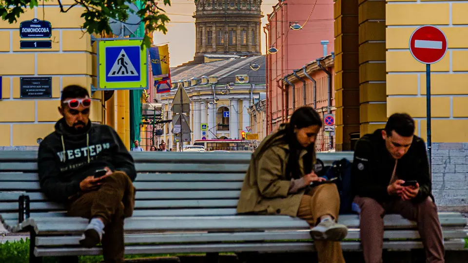В Санкт-Петербурге зафиксированы сбои в мобильном интернете на фоне приближающегося визита президента; жители жалуются на невозможность загрузить сайты, а власти отмечают перекрытие отдельных улиц и заторы.