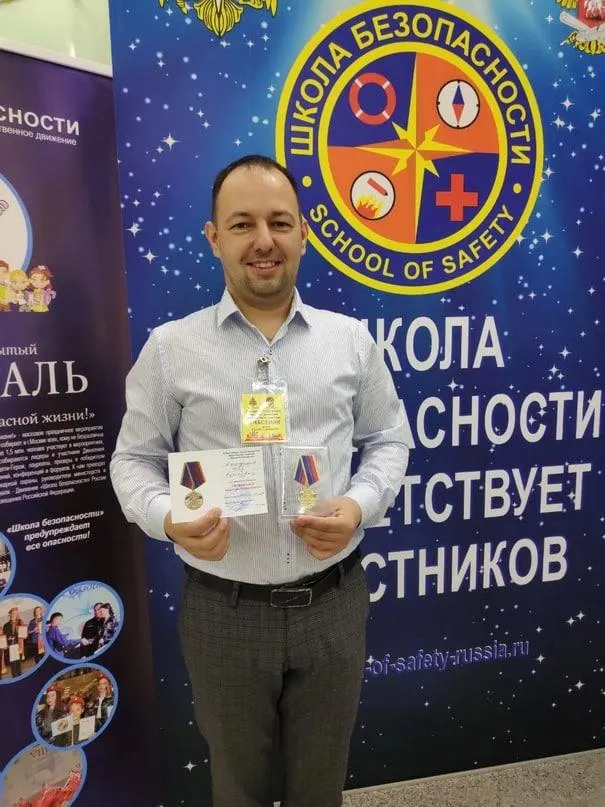 Школы сталкиваются с тревожной повесткой: эвакуации, демонстрация символики и обсуждение войны на линейках.