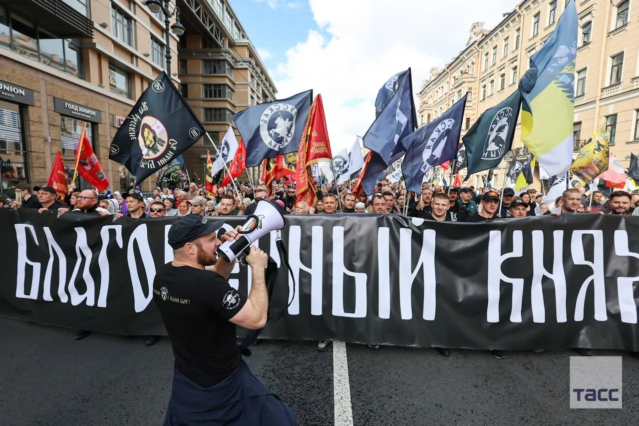 Крестные ходы с частицами мощей Дмитрия Донского прошли в Санкт-Петербурге и других городах, включая Ростов-на-Дону и Саур-Могилу в ДНР.