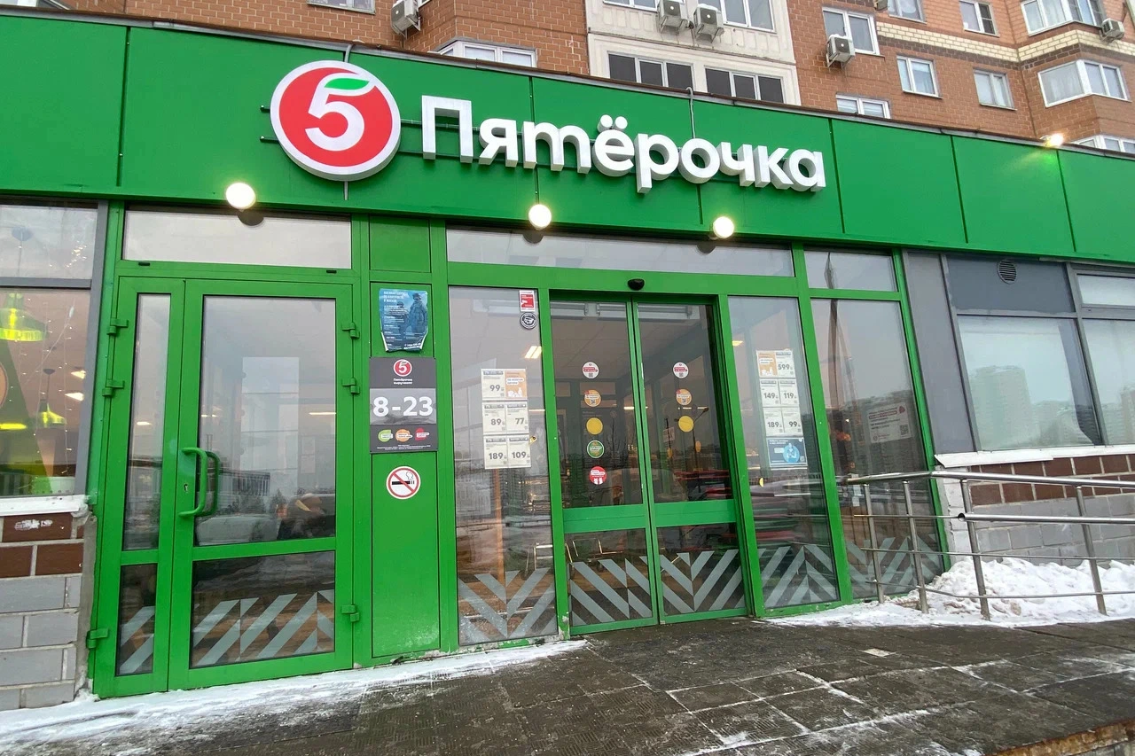 Крупные торговые сети объявили тендеры на закупку укрытий от беспилотников для своих объектов по регионам страны.