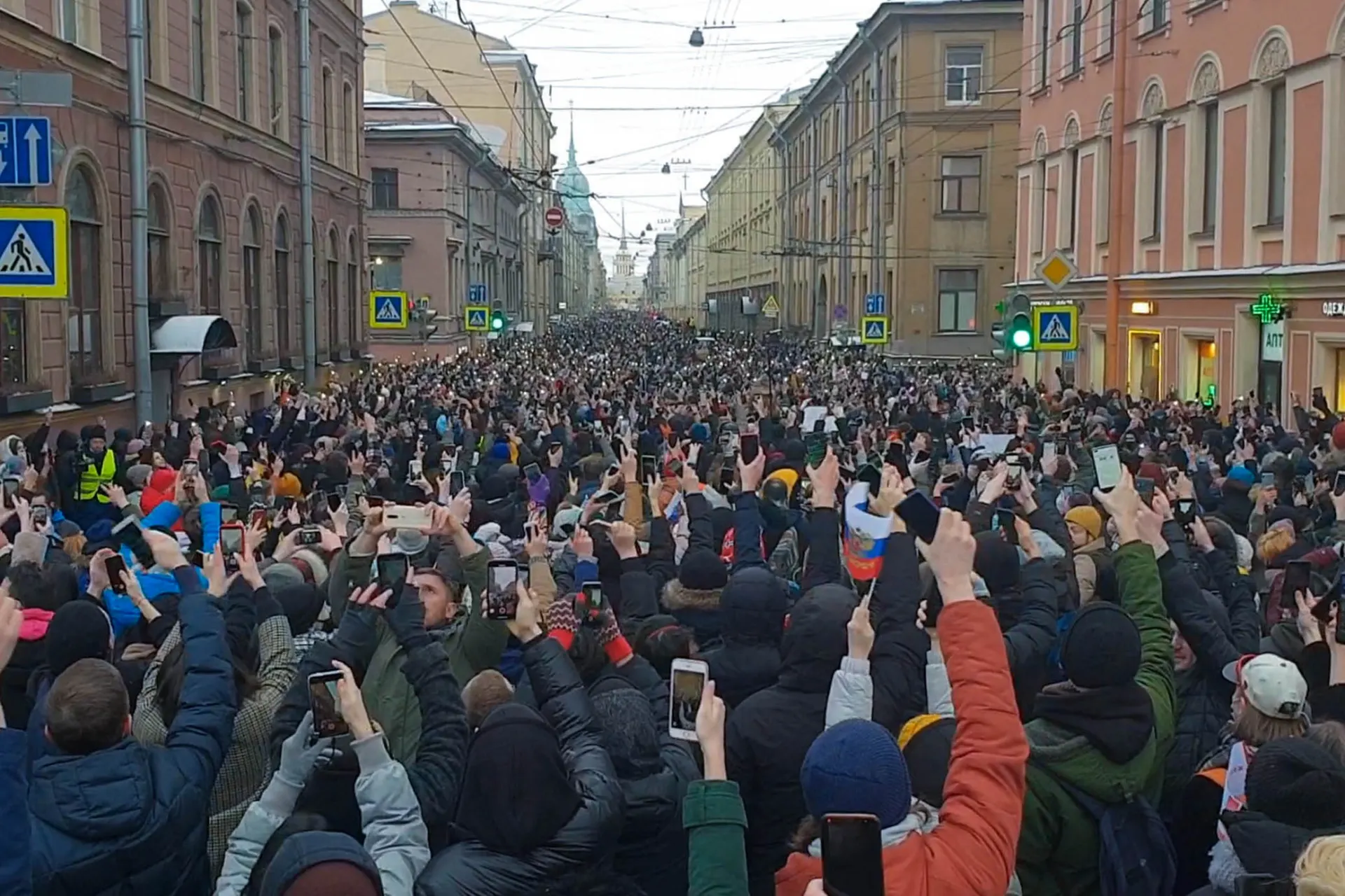 Ограничения, связанные с пандемией, снимаются в Санкт‑Петербурге, в Москве — аналогичные меры остаются в силе.