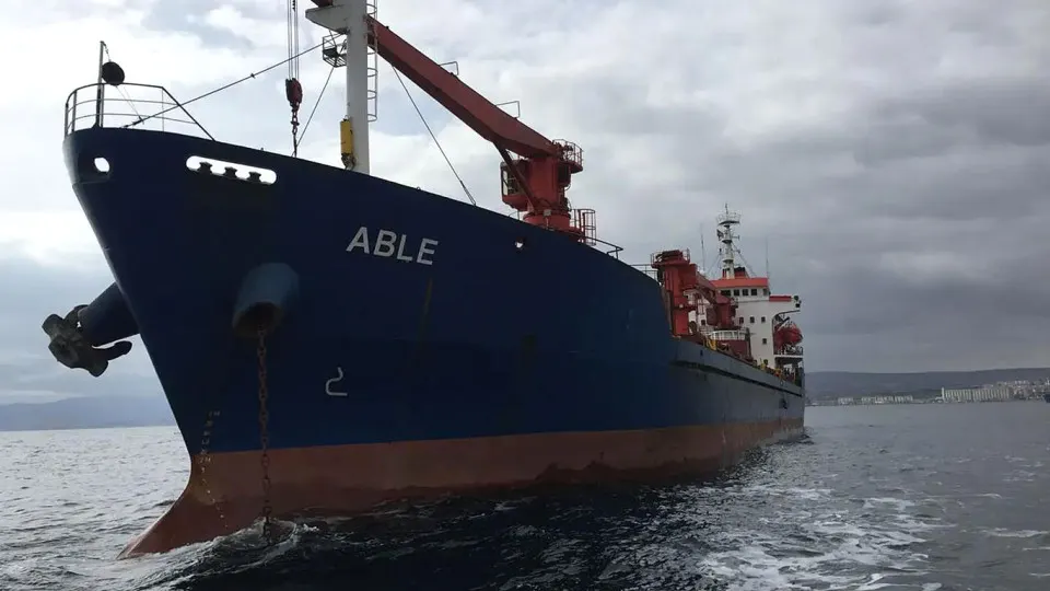 В Черном море близ Болгарии два коммерческих судна подверглись атаке беспилотниками. Одно судно затонуло, есть раненые, ведутся поиски пропавших, спасены двое моряков.