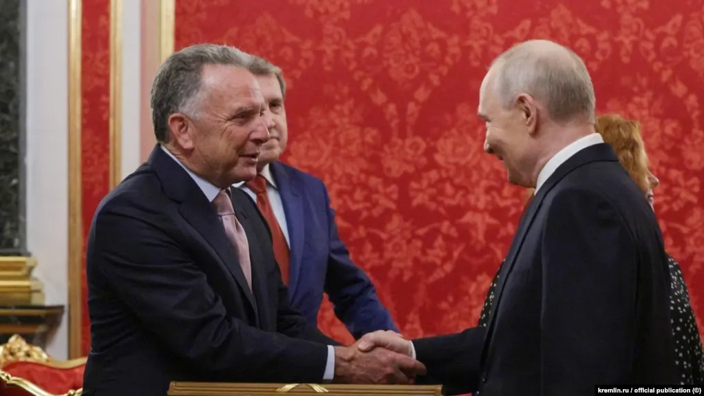 На встрече в Санкт-Петербурге Путин объявил об освобождении американца Стивена Хаббарда; обсуждалась перспектива возобновления переговоров между Россией, Украиной и США.