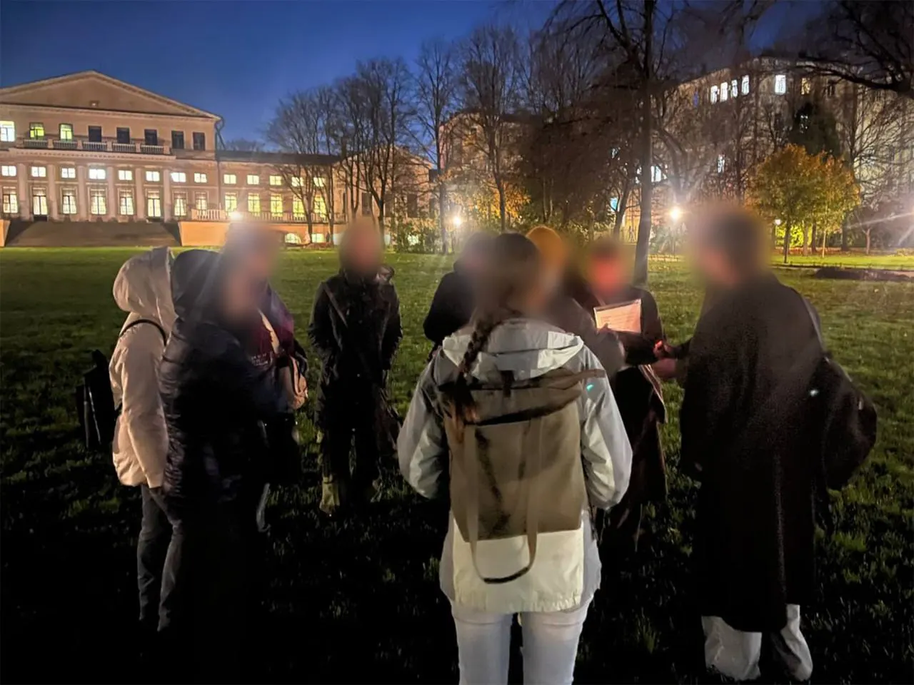Вечер памяти в петербургском сквере Адмиралтейского района собрал участников и запомнился чтением имён репрессированных.