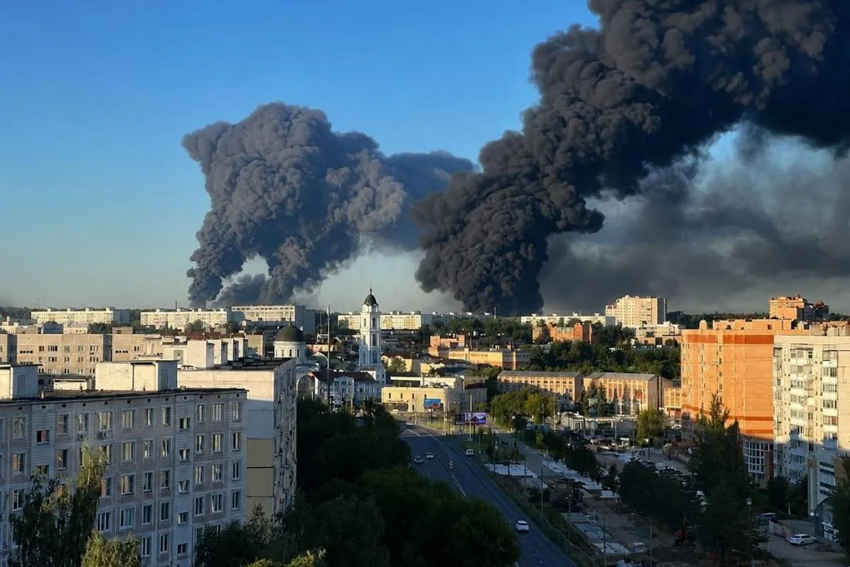 Киев сообщил, что военные не получили приказа полностью прекратить атаки, а давление США и европейских партнеров подтолкнуло к обсуждению временной паузы в действиях против российской нефтепереработки.