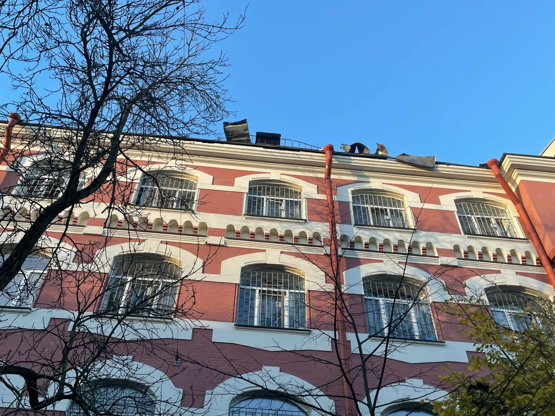 После атаки беспилотников на Васильевский остров разрушения: выбитые окна в больнице и доме.