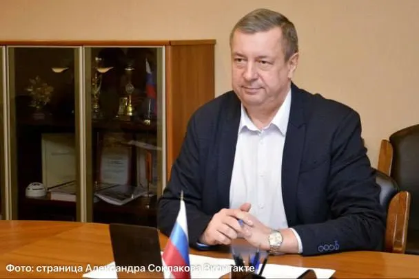 Глава района задержан по делу, связанному с должностной деятельностью; по данным приемной, сегодня он не принимал посетителей.