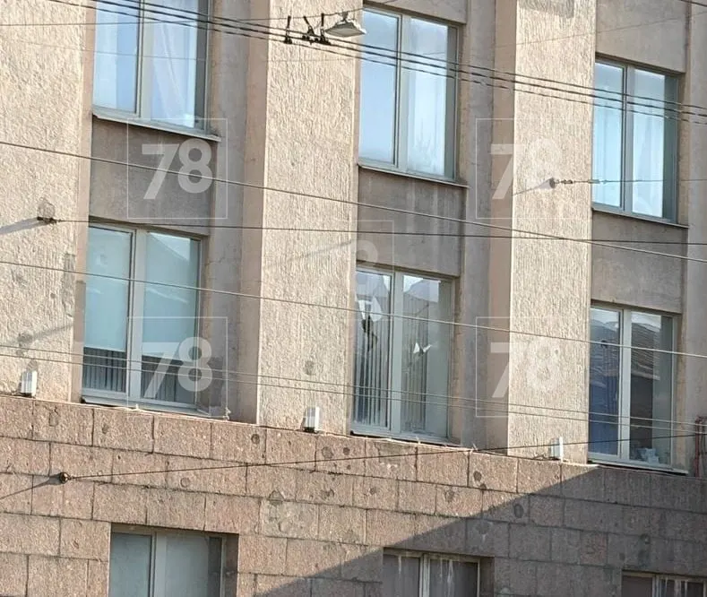 49-летний мужчина задержан по делу о мелком хулиганстве; расследование уголовного дела продолжается.