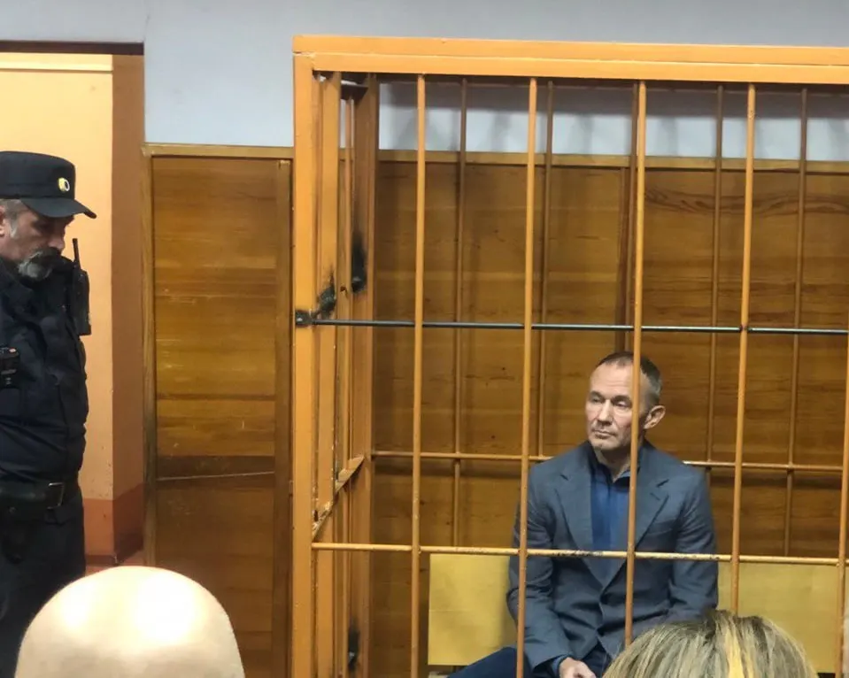 Во втором апелляционном суде Санкт-Петербурга отменили продление домашнего ареста Олега Чемезова и ограничительные меры; по делу о хищениях в «Облкоммунэнерго» продолжаются разбирательства.