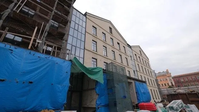 Строительство долгожданной сцены театра Европы началось в 2015 году и планируется к завершению в 2030 году. Разбираемся, что происходит с одним из самых известных долгостроев города.
