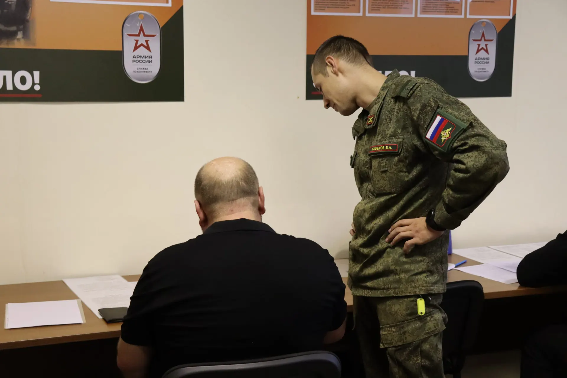 В ряде регионов России сокращены единовременные выплаты новым контрактникам и выплаты родственникам погибших; эксперты связывают снижение с бюджетами и обсуждают возможное влияние на мобилизацию.