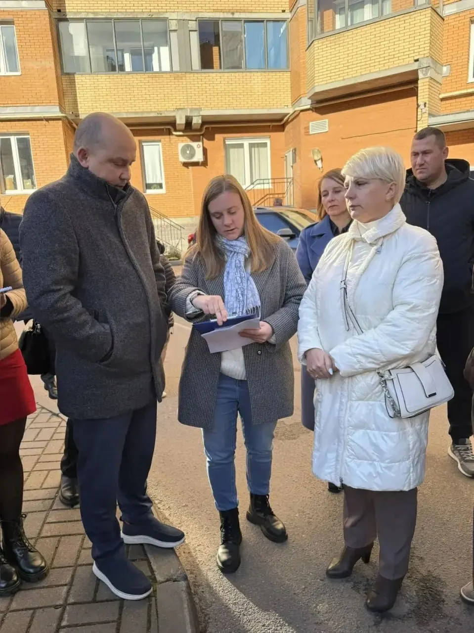 Комиссия проведёт обследование домов, поврежденных в ходе нападения дронов. Жителям предложат выплаты по кадастровой стоимости и ремонтные работы; заявки поступают из Гатчинского района, Всеволожского и Гостилицкого.