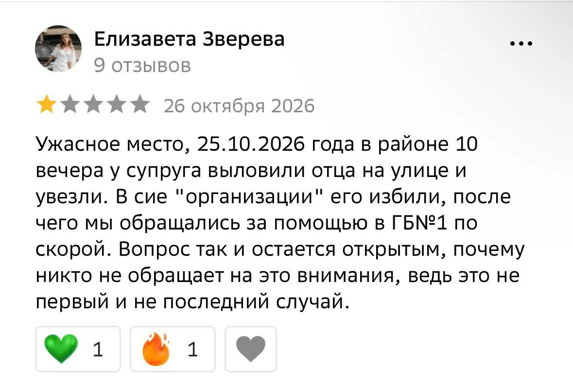 Задержания мужчин на улицах и отправка в пункты отбора сопровождаются принуждением к подписанию контрактов на войну; случаи зафиксированы в Омске и других регионах страны.
