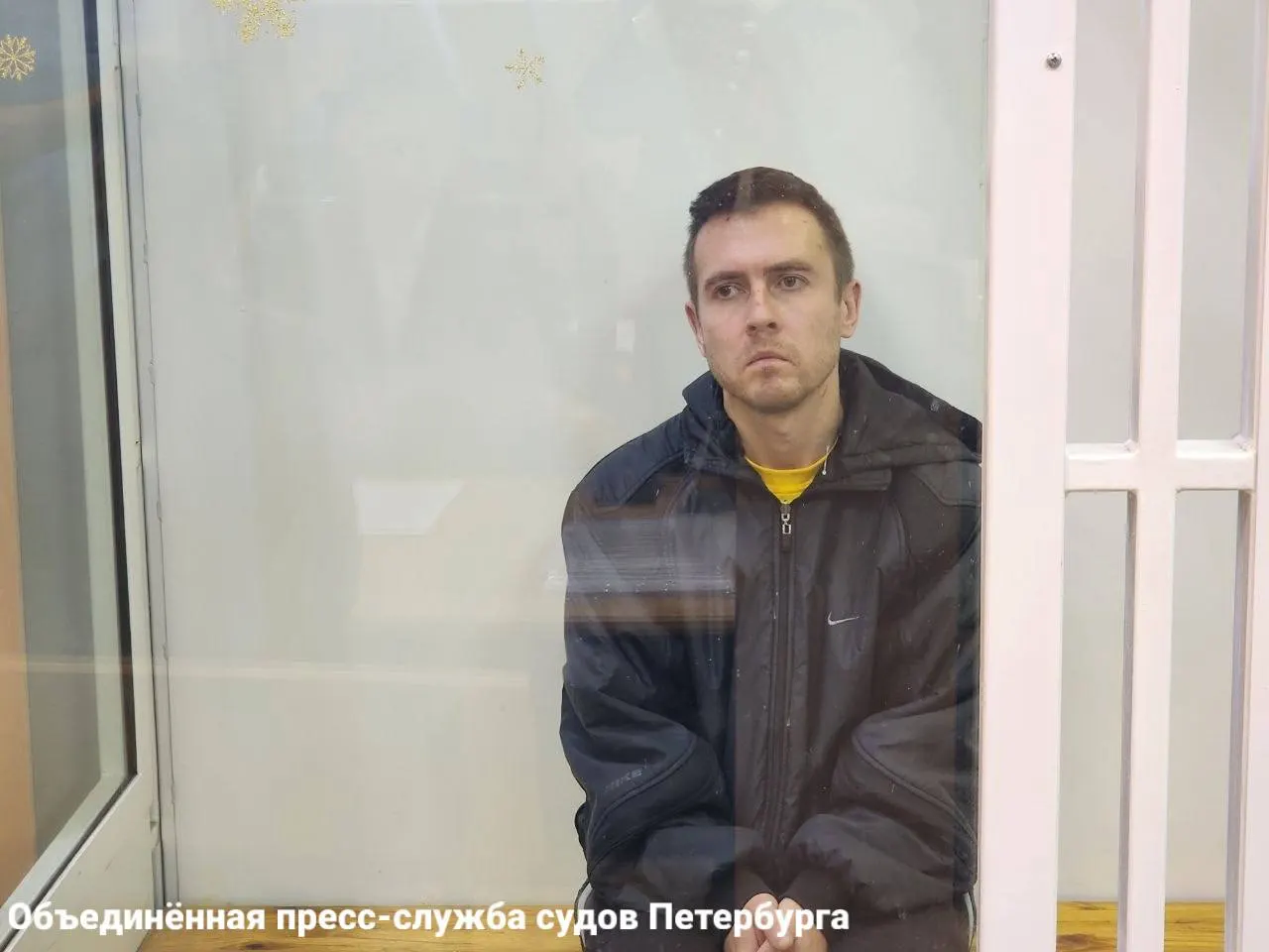 Следователь требует заключения под стражу; потерпевшая описала обвиняемого как жестокого и эгоистичного, а также рассказала о тяжёлом преступлении, связанном с насилием над ребёнком.