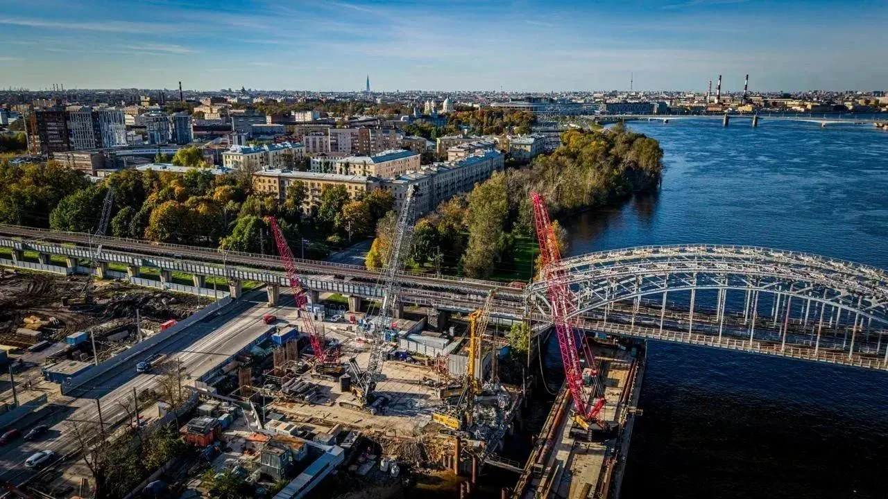 В Петербурге начато возведение временного и постоянного разводного моста через Неву, что ускорит движение в составе новой скоростной трассы.