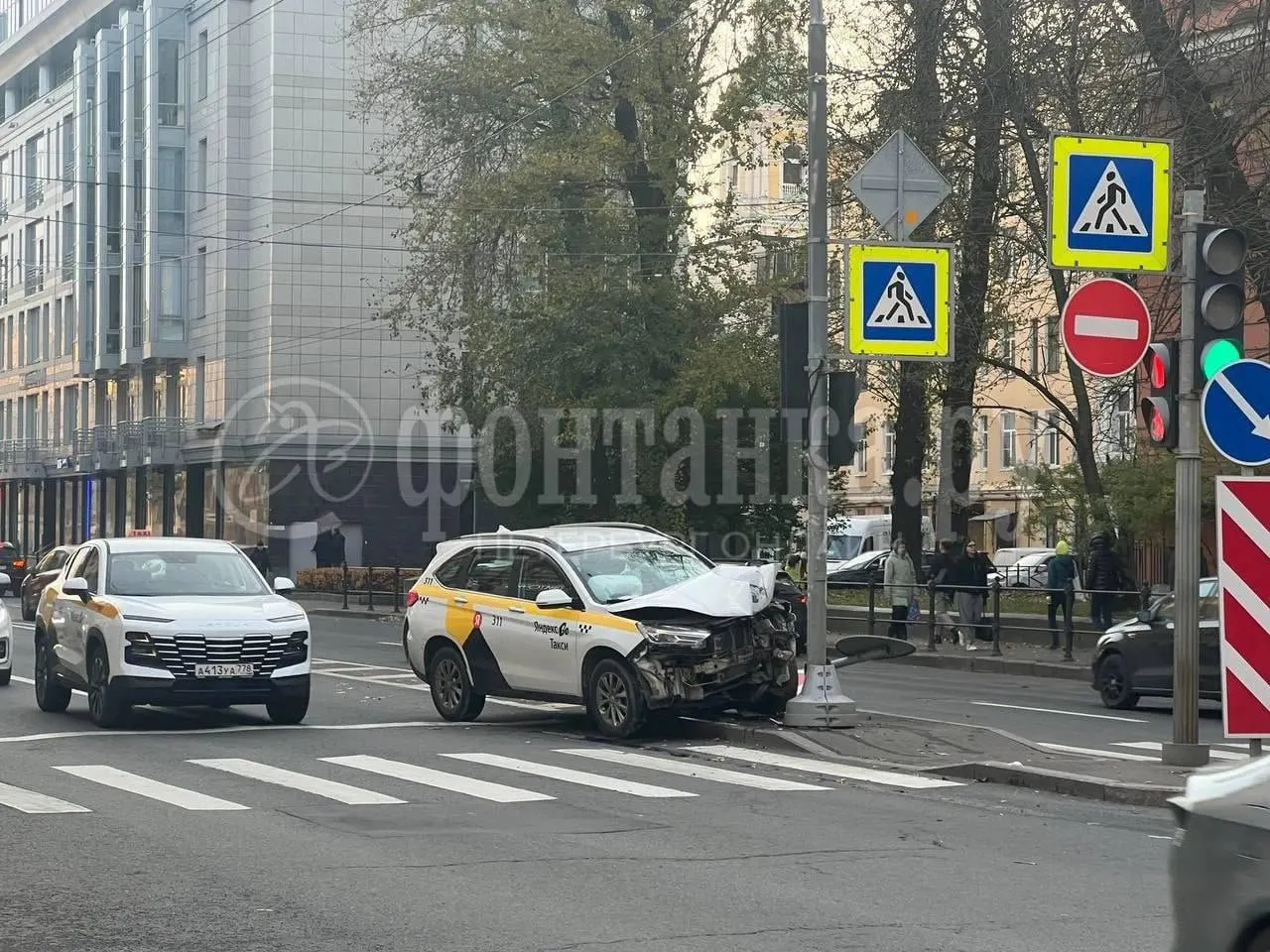 Утром на Васильевском острове водитель такси повредил дорожный знак на пешеходном переходе и заехал на островок безопасности, ударив по светофору. Пострадал пассажир; на месте работают сотрудники полиции.