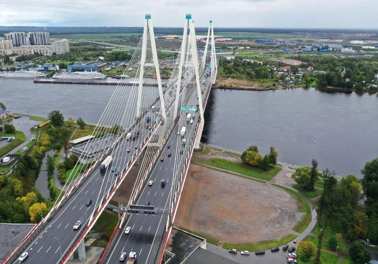 На Вантовом мосту на КАД завершён ремонт деформационного шва; движение восстановлено, пробки снизились благодаря школьным каникулам.