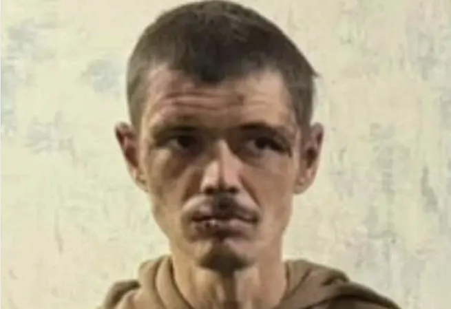 36-летний военнослужащий арестован по обвинению в убийстве шести человек; служил в 1009-м полку, набранном в основном из мобилизованных жителей Псковской области и заключённых. В деле также упоминаются жалобы родственников на условия службы и крупные потери полка во время боёв в Харьковской области.