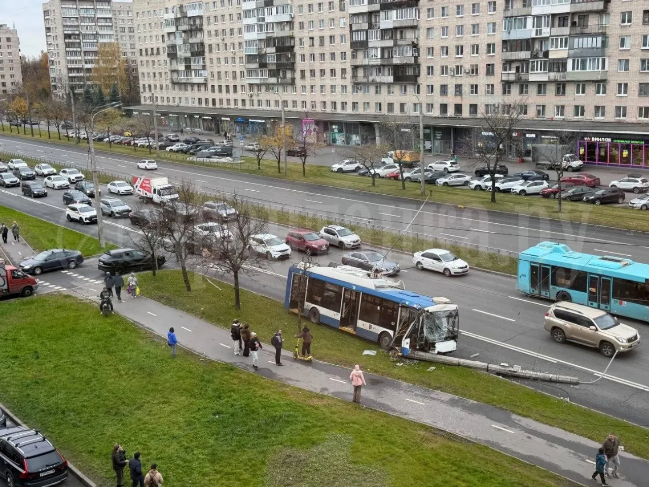Пассажиров троллейбуса не пострадали; водитель в сознании. На место прибыли экстренные службы.