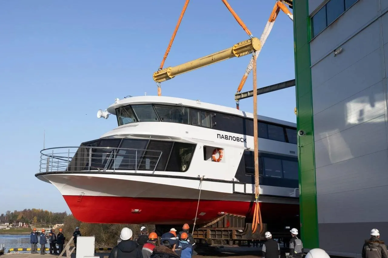 Электросуда Ecocruiser-M с гибридной силовой установкой работают почти бесшумно и создают минимальные выбросы; вместимость до 140 пассажиров.