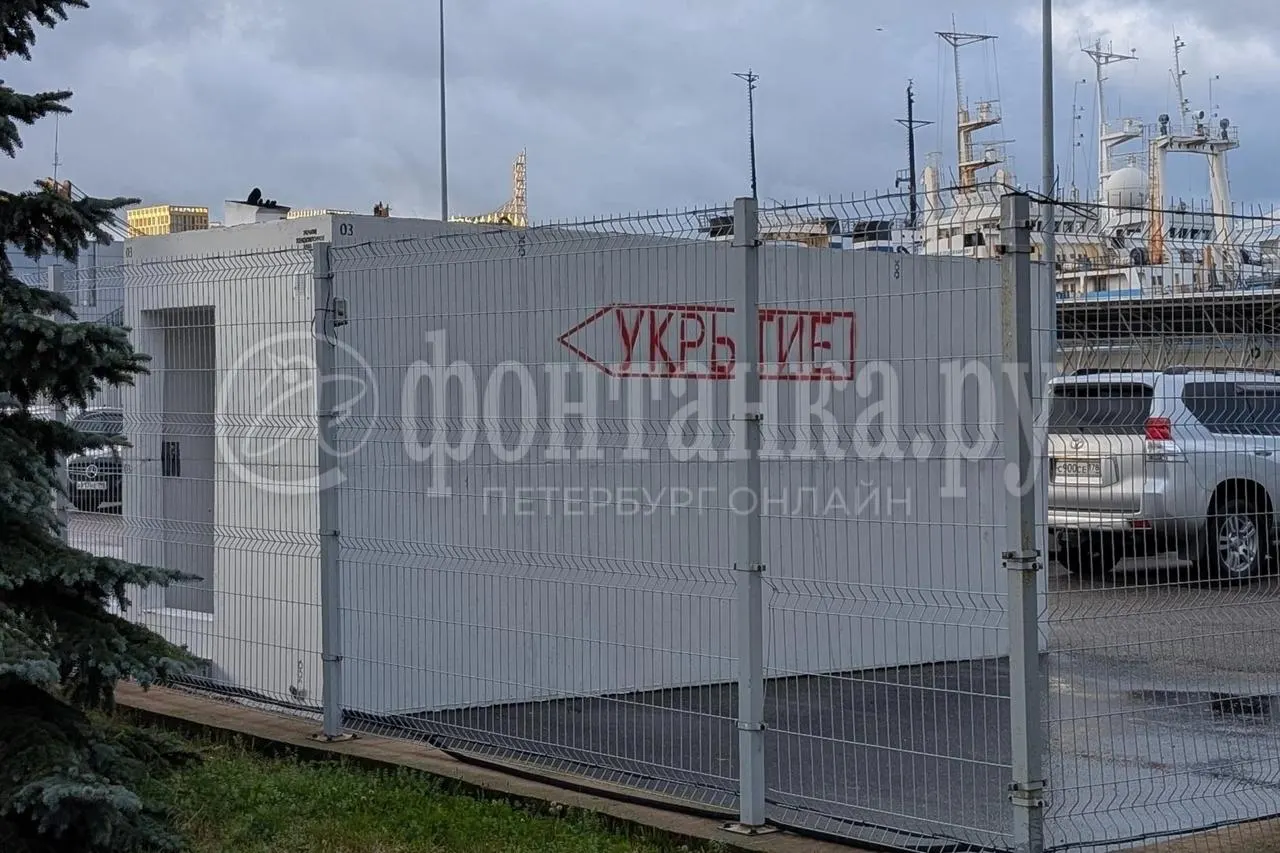 Возле порта Морской фасад на Васильевском острове разворачивают серые укрытия из железобетона: на поверхностях красной краской надпись УКРЫТИЕ. Стоимость контракта — 5 млн рублей, каждая конструкция весит 22 тонны и рассчитана примерно на 19 человек, площадь укрытия — 11,6 кв. м.