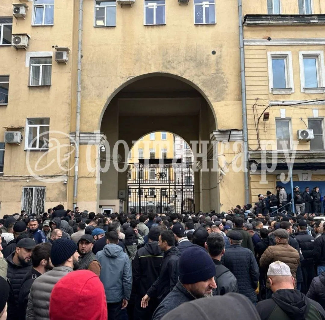 На Сенном рынке города проходят проверки иностранцев во время пятничной молитвы; задержания десятков людей и вручение повесток гражданам, не состоящим на воинском учёте.