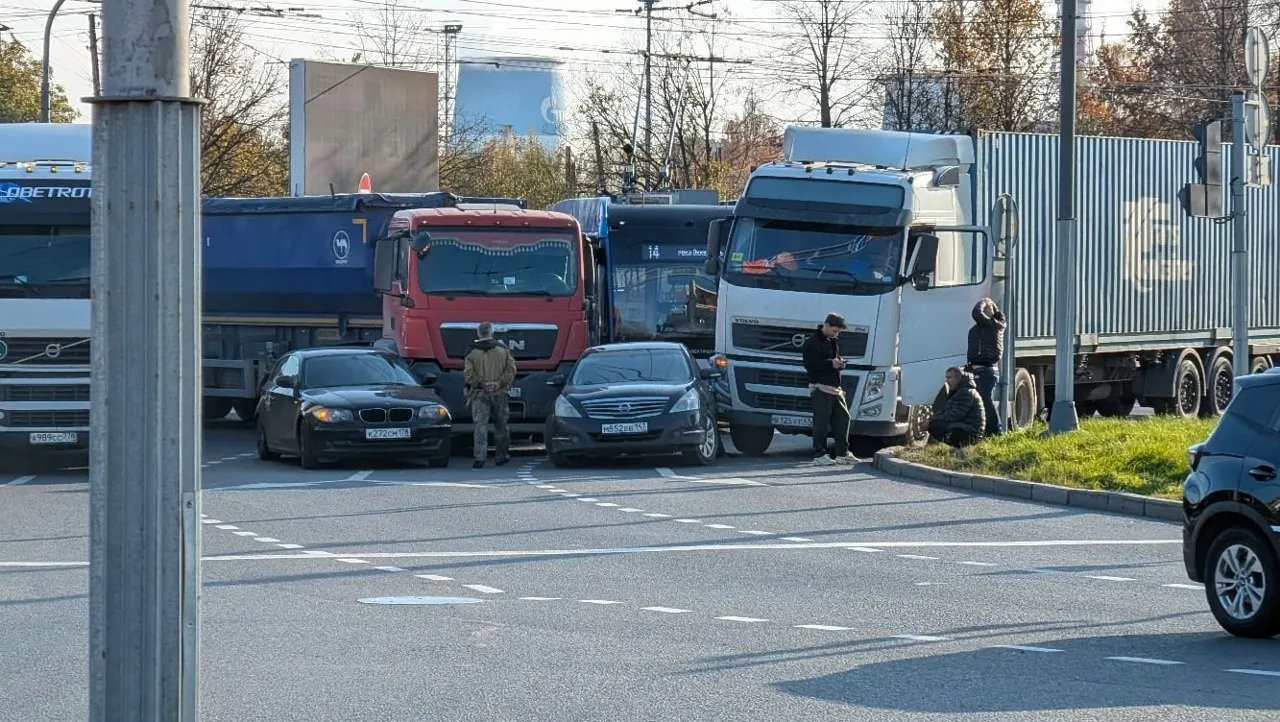 На круговом перекрёстке Народной улицы и проспекта Большевиков произошло столкновение двух грузовиков и двух легковых автомобилей; движение затруднено.