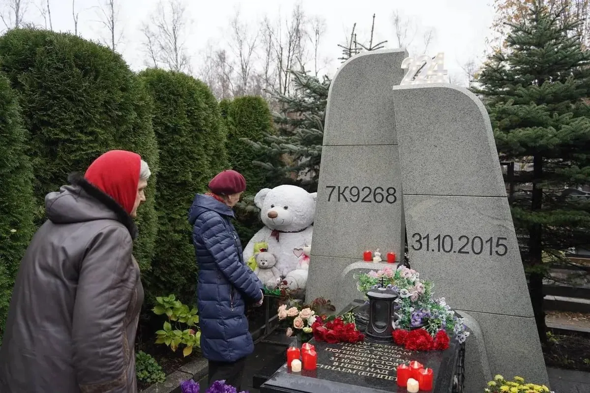 Памятная церемония в Петербурге у мемориала посвящена памяти погибших в теракте над Синайским полуостrovом в 2015 году.