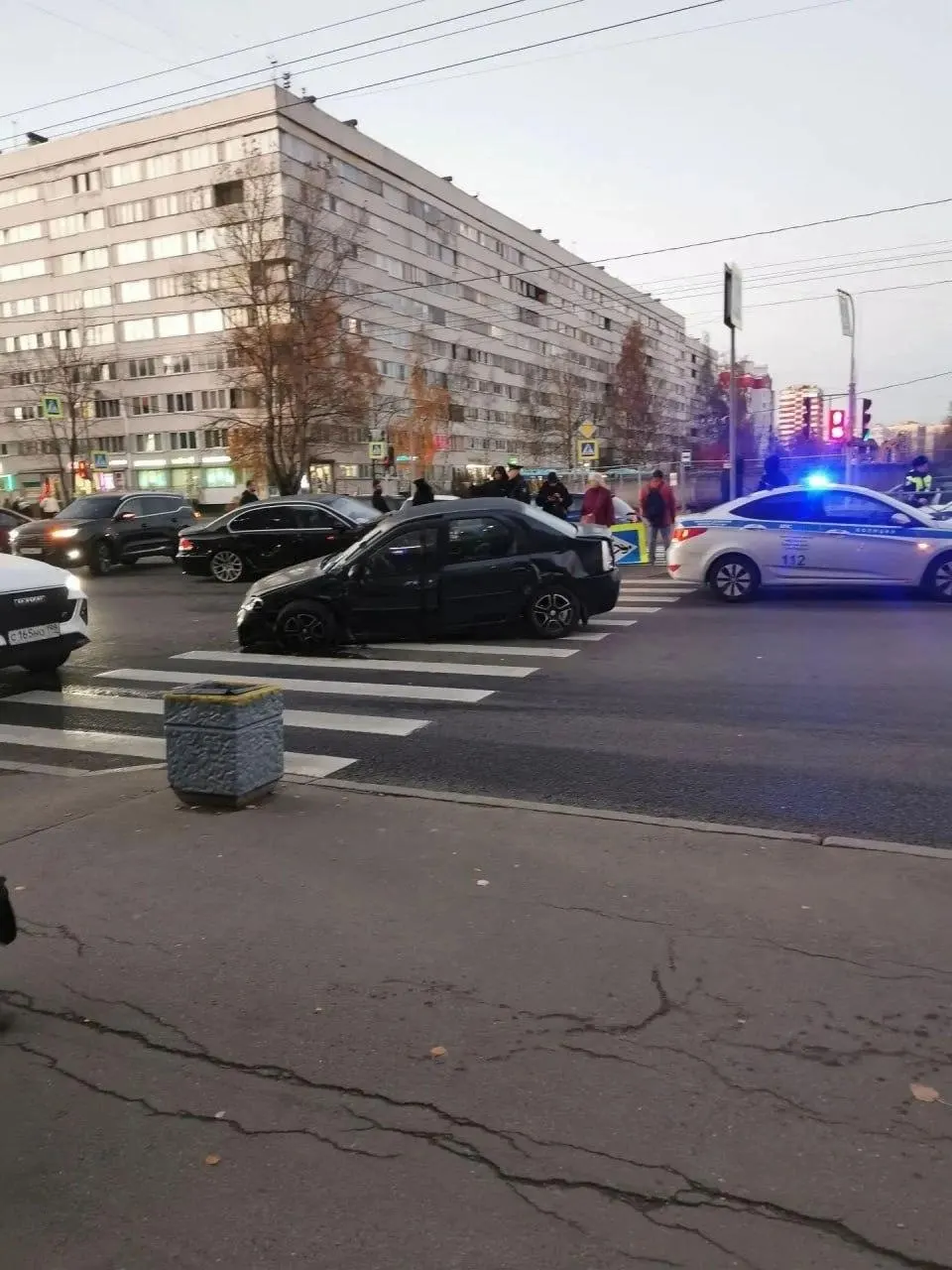 На проспекте Просвещения произошло крупное ДТП. Три человека пострадали, движение затруднено, на месте работают службы.