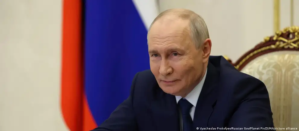 Разговор длился около полутора часов; Путин изложил исторические доводы и обсуждал возможные направления мирного процесса, не делая конкретных шагов к прекращению огня.