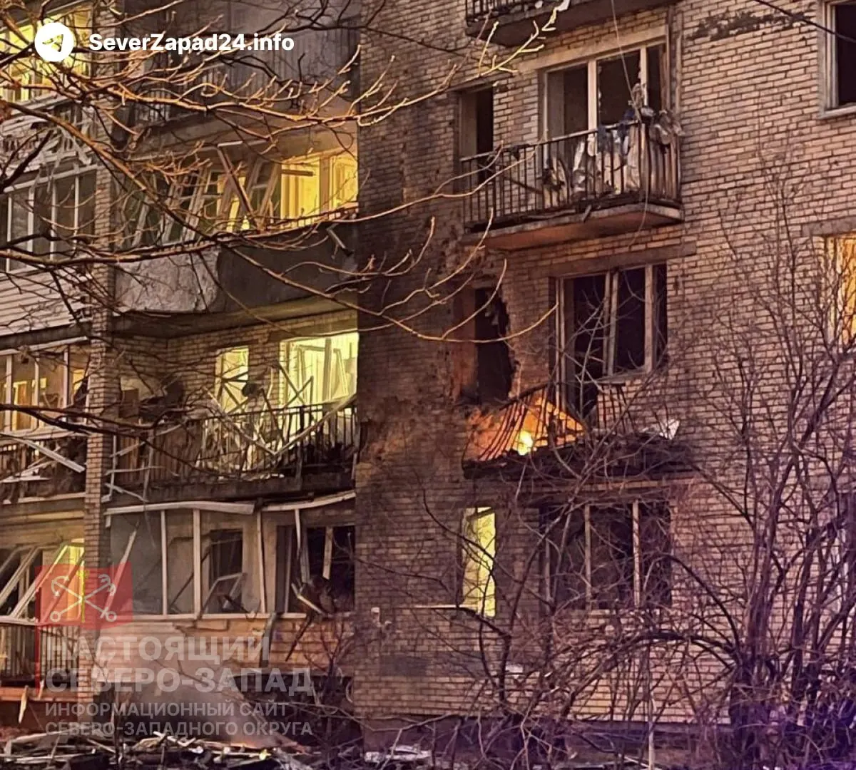После массированной атаки дронов 18 октября погибло два человека в городе; пострадали десятки, были пожары в нескольких районах, а в Ленинградской области пострадали ещё люди.