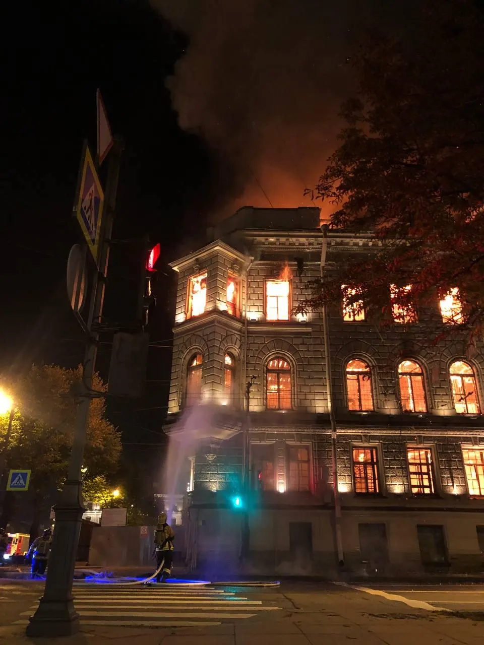 В центре Санкт-Петербурга разгорелся крупный пожар у Исаакиевского собора; здание XIX века планируют реставрировать, финансирование выделено крупным кредитом.