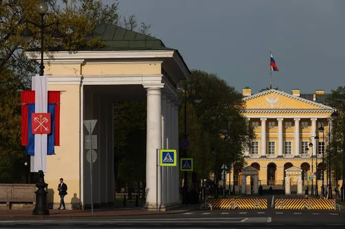 Депутаты и руководители города могут получить повышение базовых окладов на 5% в течение трех лет, в то время как расходы на образование, здравоохранение и ЖКХ сокращаются.
