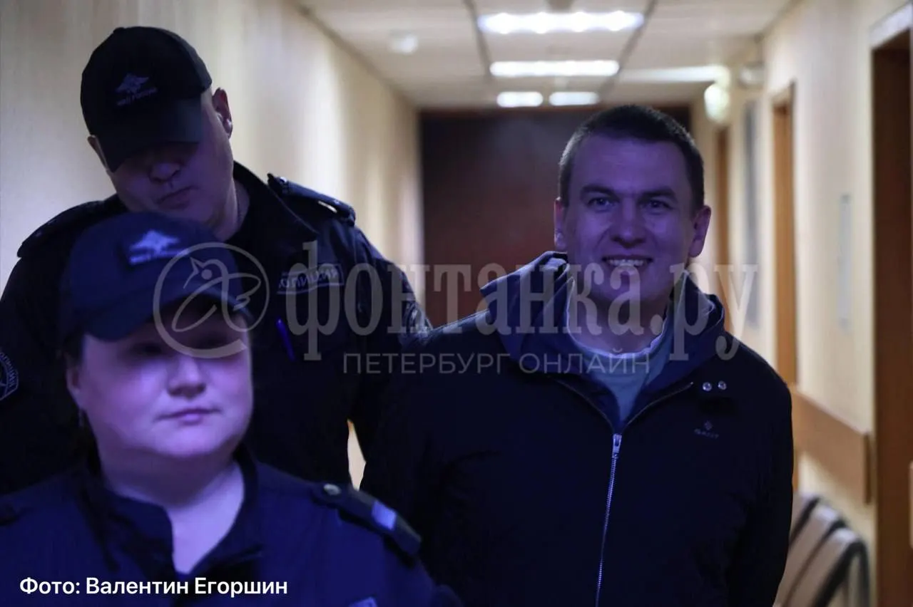 Подсудимого по делу о военных фейках встретили в коридоре Приморского районного суда; он поделился впечатлениями о условиях содержания и ходе экспертизы.