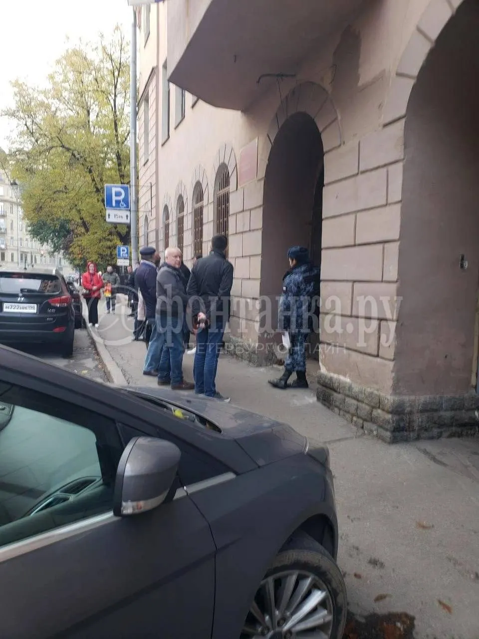 Несколько судов в Петербурге эвакуировали из-за ложной угрозы; после проверки зданий участники судебных процессов вернулись к делам. За последний год ложные сообщения с угрозами теракта время от времени поступают в суды города.