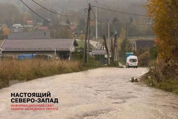 Деревня Михайловская и соседние садоводства жалуются на разбитую дорогу протяжённостью около 200–300 метров; власти обещают частичное исправление, но итог пока неясен.