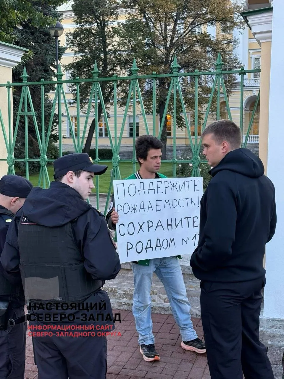 Одиночный пикет против реорганизации роддома №13 прошёл в Санкт-Петербурге; активист выступил за сохранение учреждения, обсуждались планы властей по реорганизации.