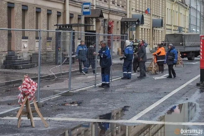После пожара, охватившего дом № 2 и соседний 2Б, движение общественного транспорта возобновлено; остановка «Улица Якубовича» временно закрыта.