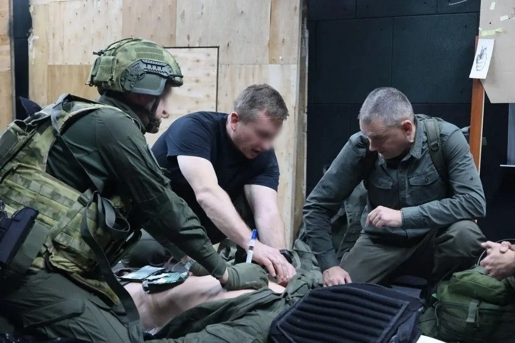 Сотрудники Росгвардии провели обучение представителей Русской православной церкви по основам инженерной службы, бронезащиты и оказания первой медицинской помощи, чтобы подготовить их к миссии в зоне проведения СВО.