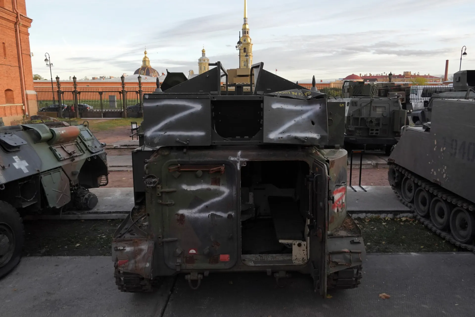 В экспозиции артиллерийского музея Петербурга представлены образцы украинской и западной техники, включая бронетранспортеры и гаубицу; музей планирует расширение экспозиции.
